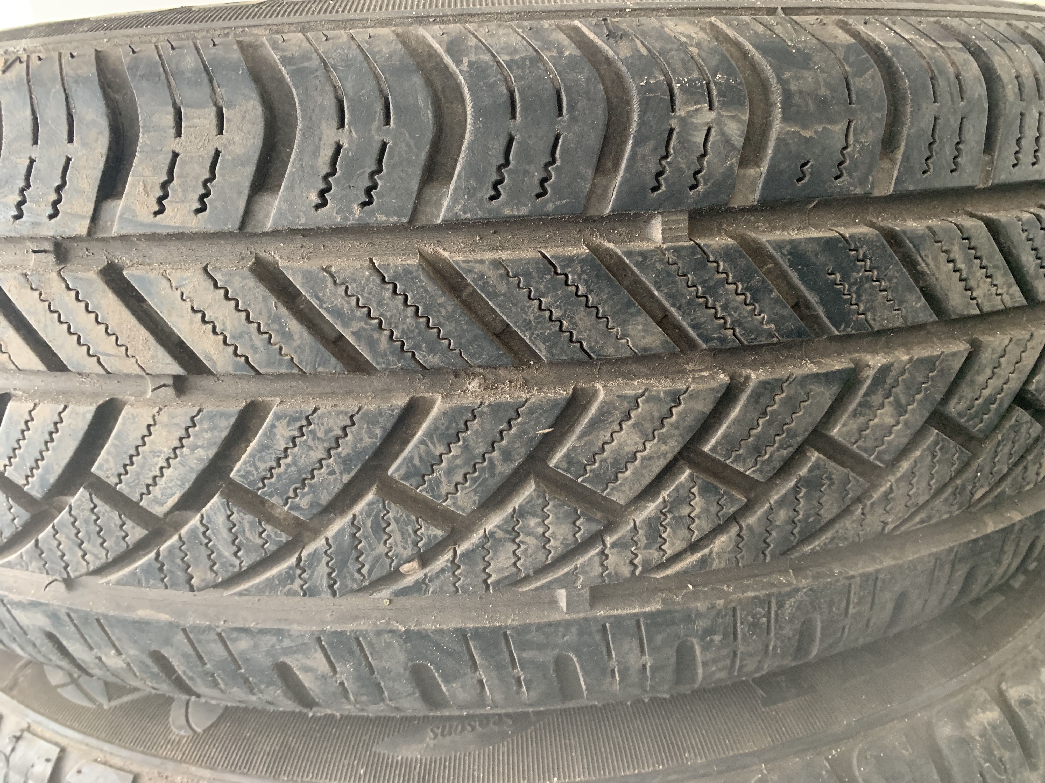 emizero  175/60R15 all-season band